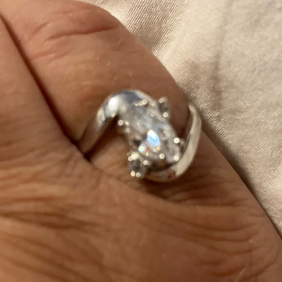 A stunningly designed ring with a triple A quality cubic zirconia in a size 7 - Picture 2 of 4